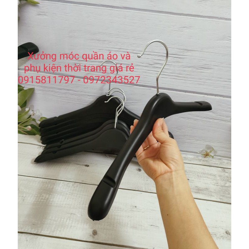 Móc treo quần áo - mắc nhựa nữ vai to màu đen dày dặn,cứng cáp kt 38cm,đầu moc xoay 360*