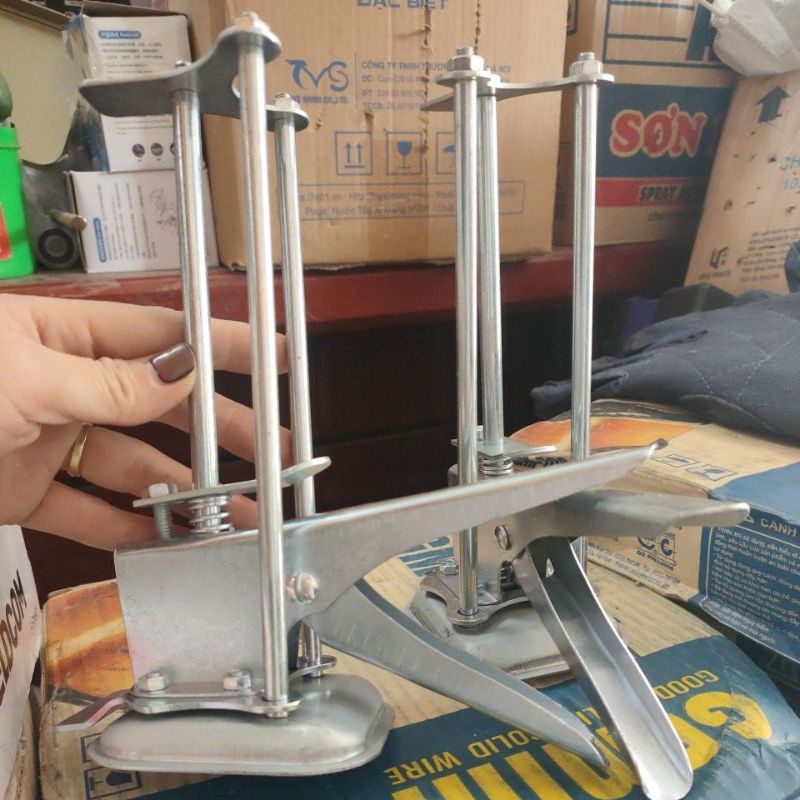 Kích nâng ( kê) gạch, đá ốp tường tiện dụng, con đội gạch men  loại 3 trụ bóp tay chắc chắn - Bách Hóa Việt Hường