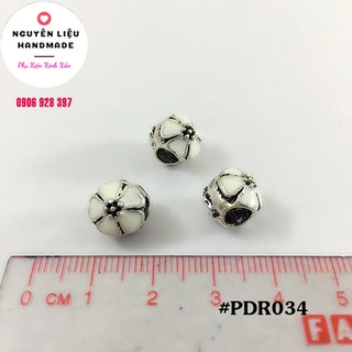 Charm hoa luồn ngang xỏ vòng charm màu trắng - PDR034