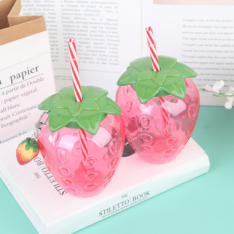 Bình Đựng Nước Bằng Nhựa Họa Tiết Dâu Tây Hoạt Hình Dễ Thương
