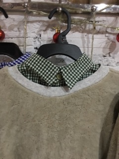 Cổ áo sơ mi giả.