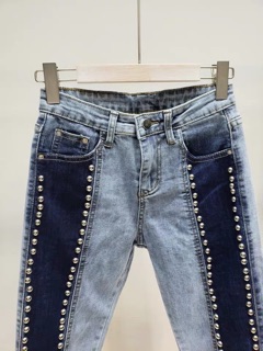Quần jeans dài đinh tán tròn