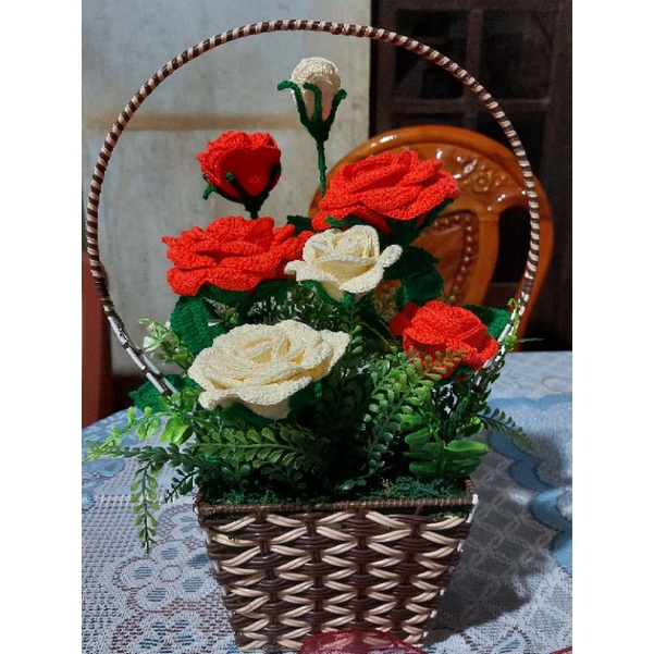 Giỏ hoa hồng len handmade