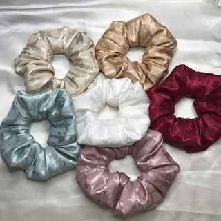Cột tóc scrunchies hoạ tiết chữ D bóng