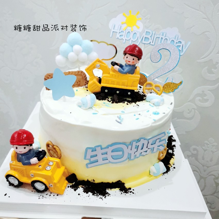 Trang trí bé trai lái máy xúc nhựa