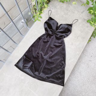 Đầm đen 2 dây cổ đổ hở lưng