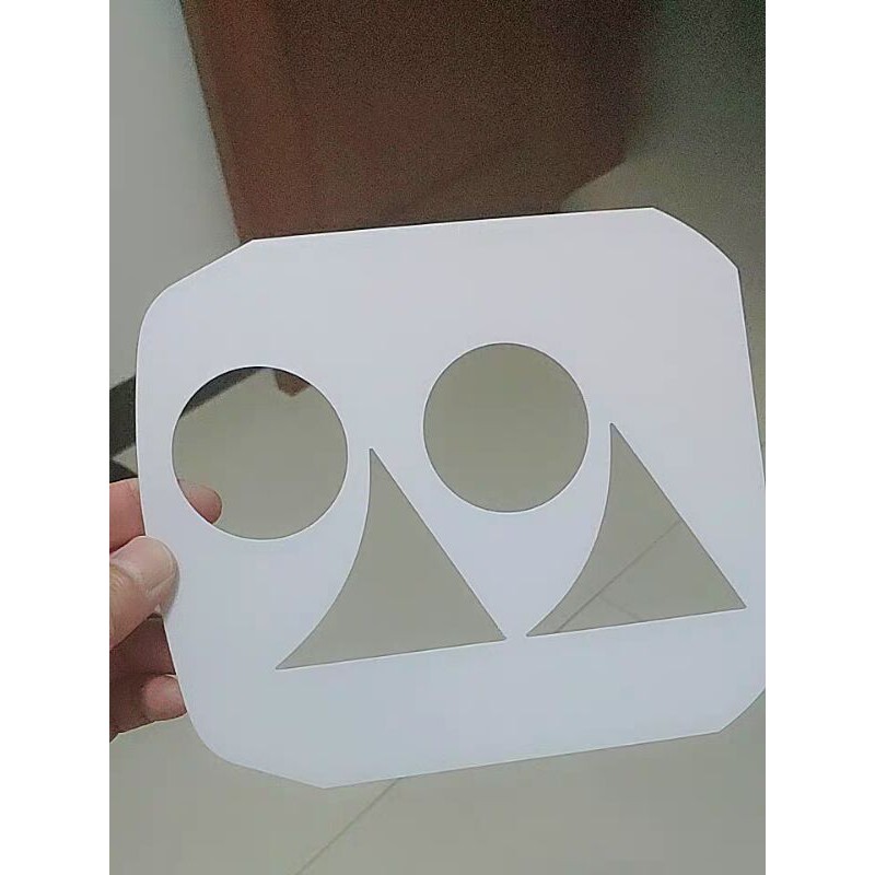 LOGO vợt cầu lông bằng nhựa tặng kèm bút sơn chuyên dụng.