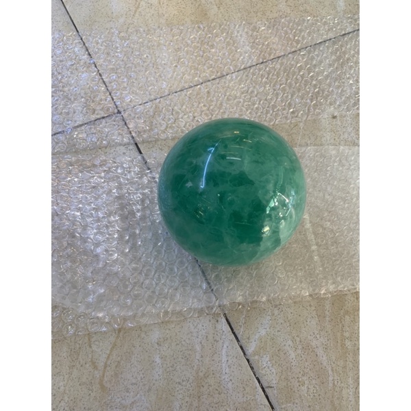 Quả cầu phong thủy đá Florit xanh lục chất siêu trong hàng thiên nhiên