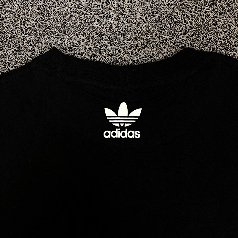 Áo Thun Đen In Hình Nhãn Hiệu Adidas Phối Nhãn Dán Cá Tính