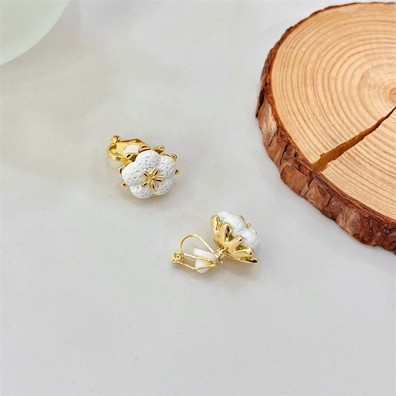 Khuyên tai kẹp không bấm lỗ chốt cố định K088 bằng hợp kim mạ vàng hình bông hoa bigsize dáng ngắn Leous Accessories