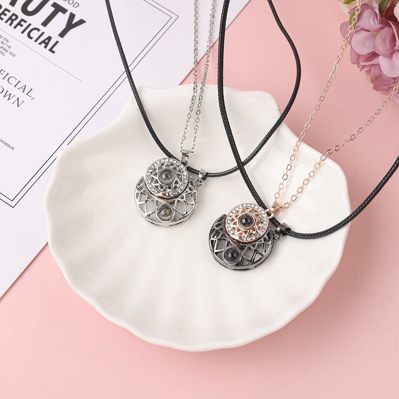 Vòng cổ Nam Châm Chiếu Chữ I LOVE YOU In 100 Ngôn Ngữ Cho Tình Nhân