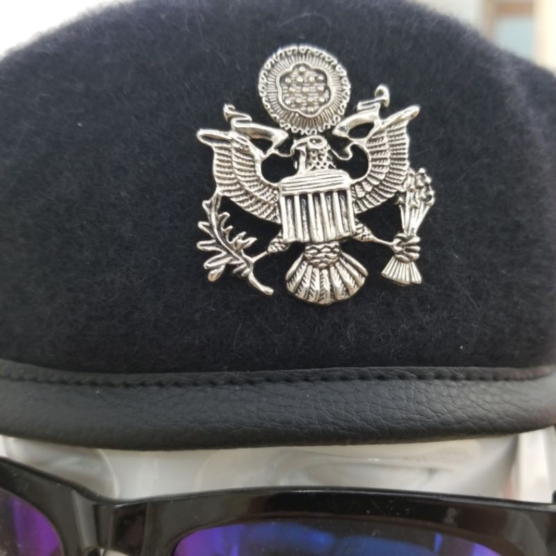 Mũ nồi nón beret phong cách mỹ logo kim loại