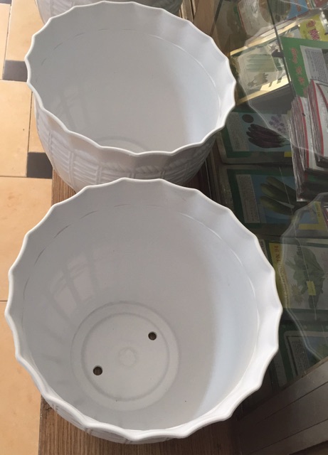 Chậu nhựa trồng hoa - chậu mây đan bầu size 2