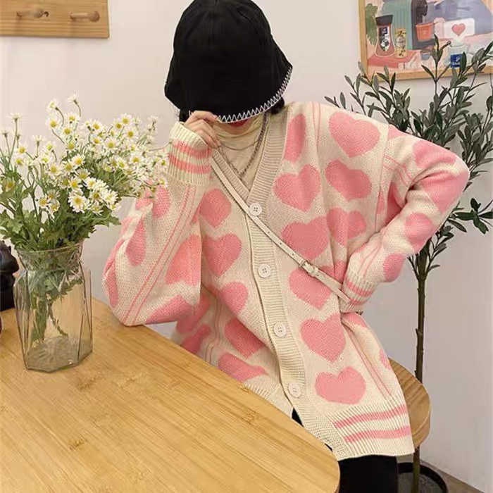 Áo khoác len cardigan hoạ tiết trái tim phối cúc