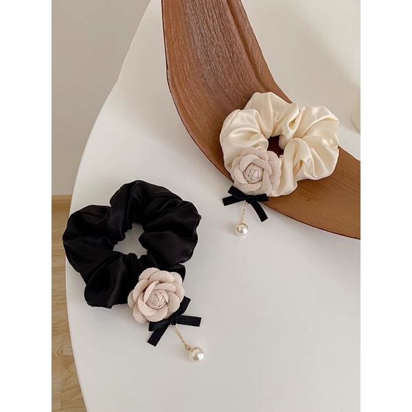 Cột tóc hoa hồng đính hạt nữ tính