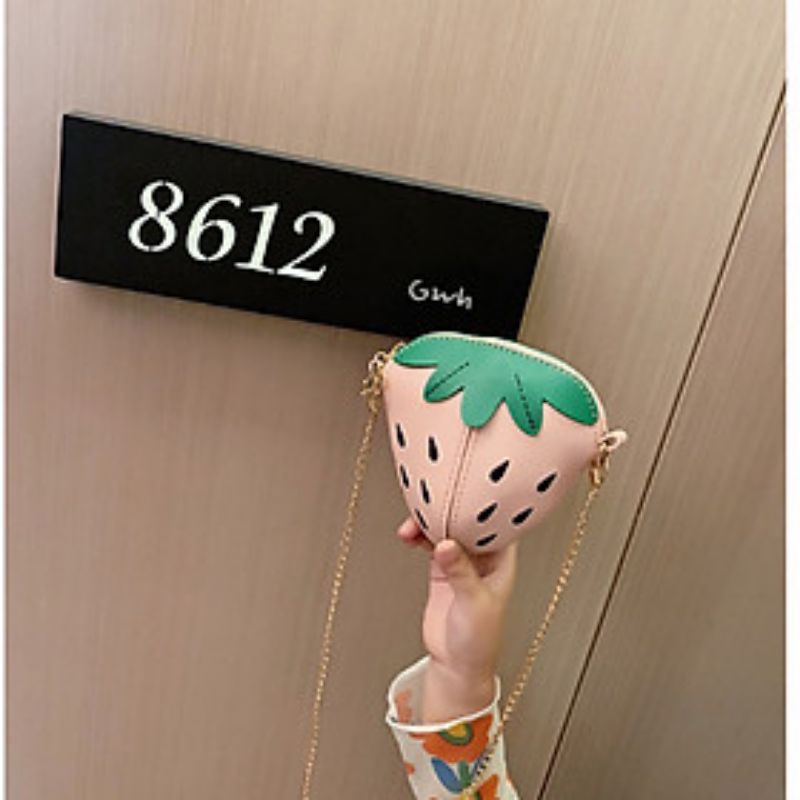 Túi đeo chéo da mềm trái dâu cho bé hồng nhạt, vàng