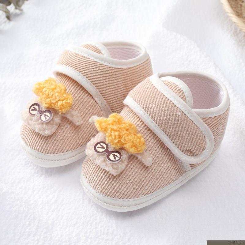Giày tập đi đế cotton mềm mặt trang trí lông cừu chống trượt họa tiết hoạt hình cho bé từ 0-18 tháng tuổi