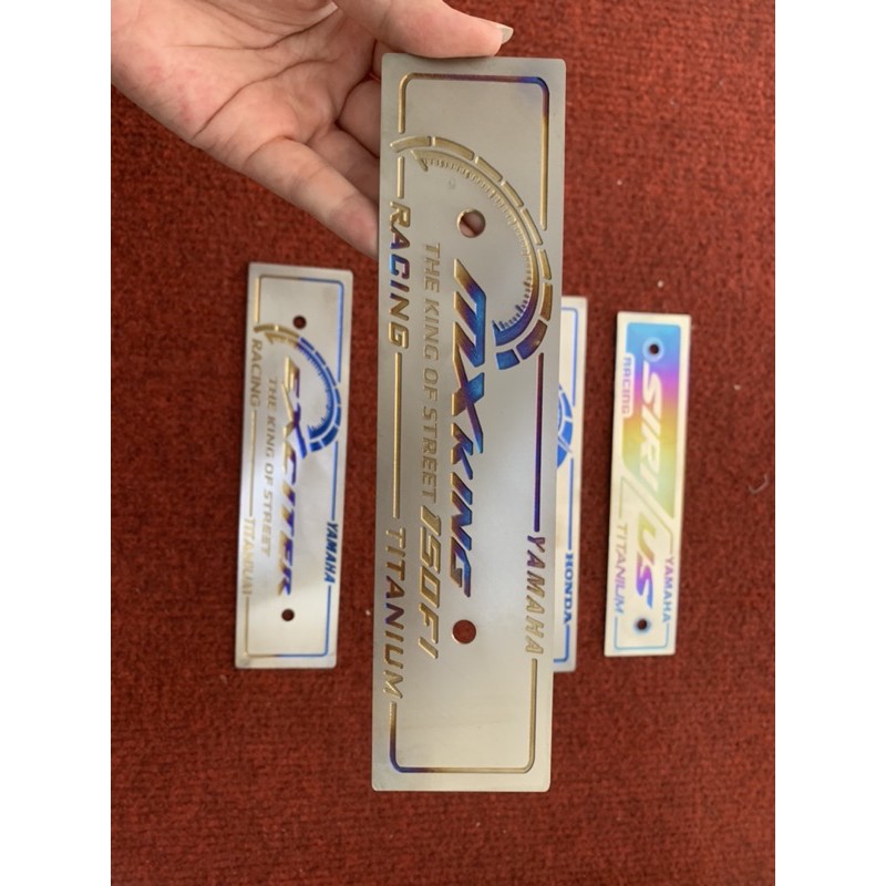 Biển tên titan gắn đầu xe có chữ exciter / winner / wave / sirius trang trí rất đẹp cả đai