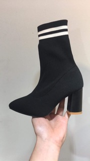 Giày boot cổ viền trắng