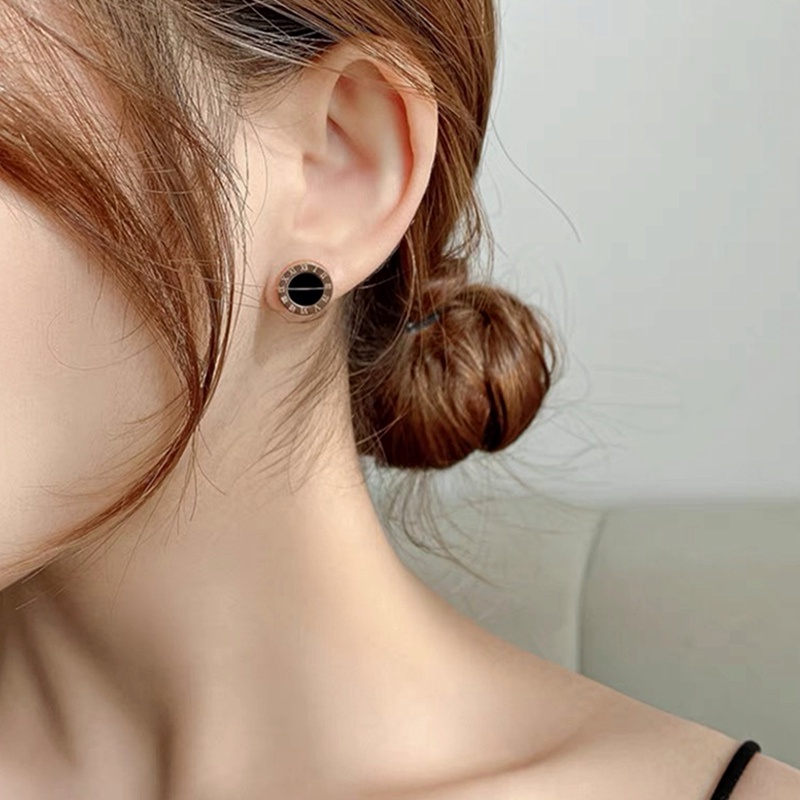 Khuyên tai nữ chất liệu titan không gỉ khắc số la mã thời trang hàn quốc