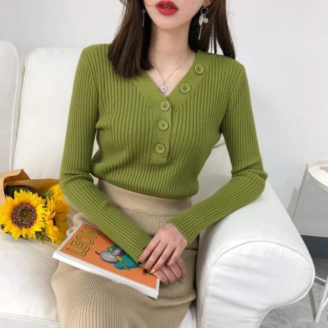 Áo len cổ tim