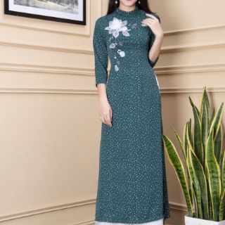 Áo dài chấm bi kết hoa.
