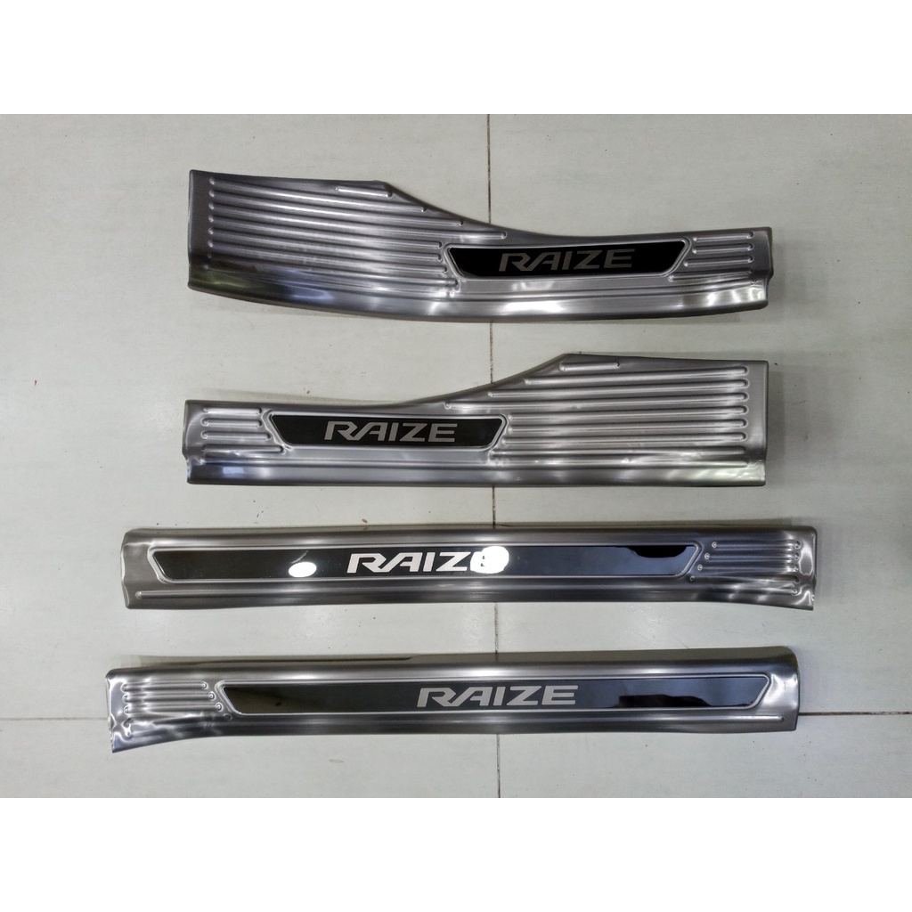 Ốp bậc cửa, nẹp bước chân xe Toyota Raize 2021-2022, Hàng Inox chữ tráng gương cao cấp
