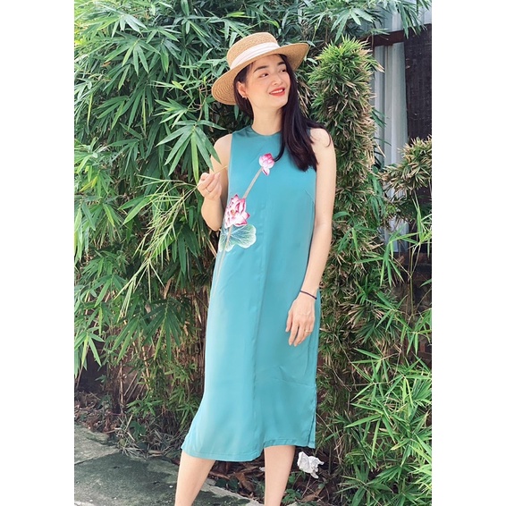 Váy lụa thêu