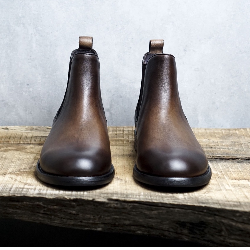 Giày boot chelsea da bê đen và nâu mũi tròn nam tính , sang trọng