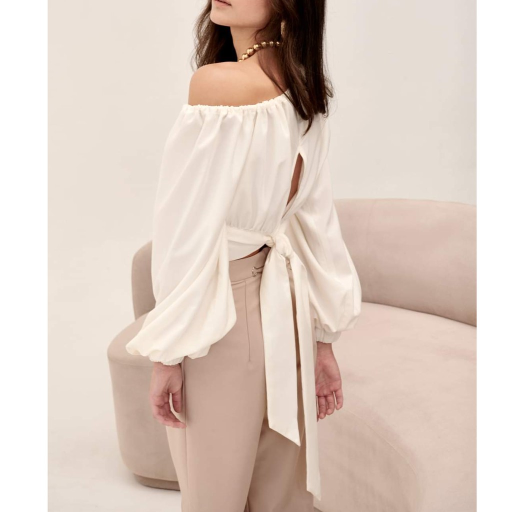 [Mã WAMT10K giảm 10k cho đơn 0k] Áo croptop lệch vai, tay dài, thắt nơ sau lưng | BigBuy360 - bigbuy360.vn