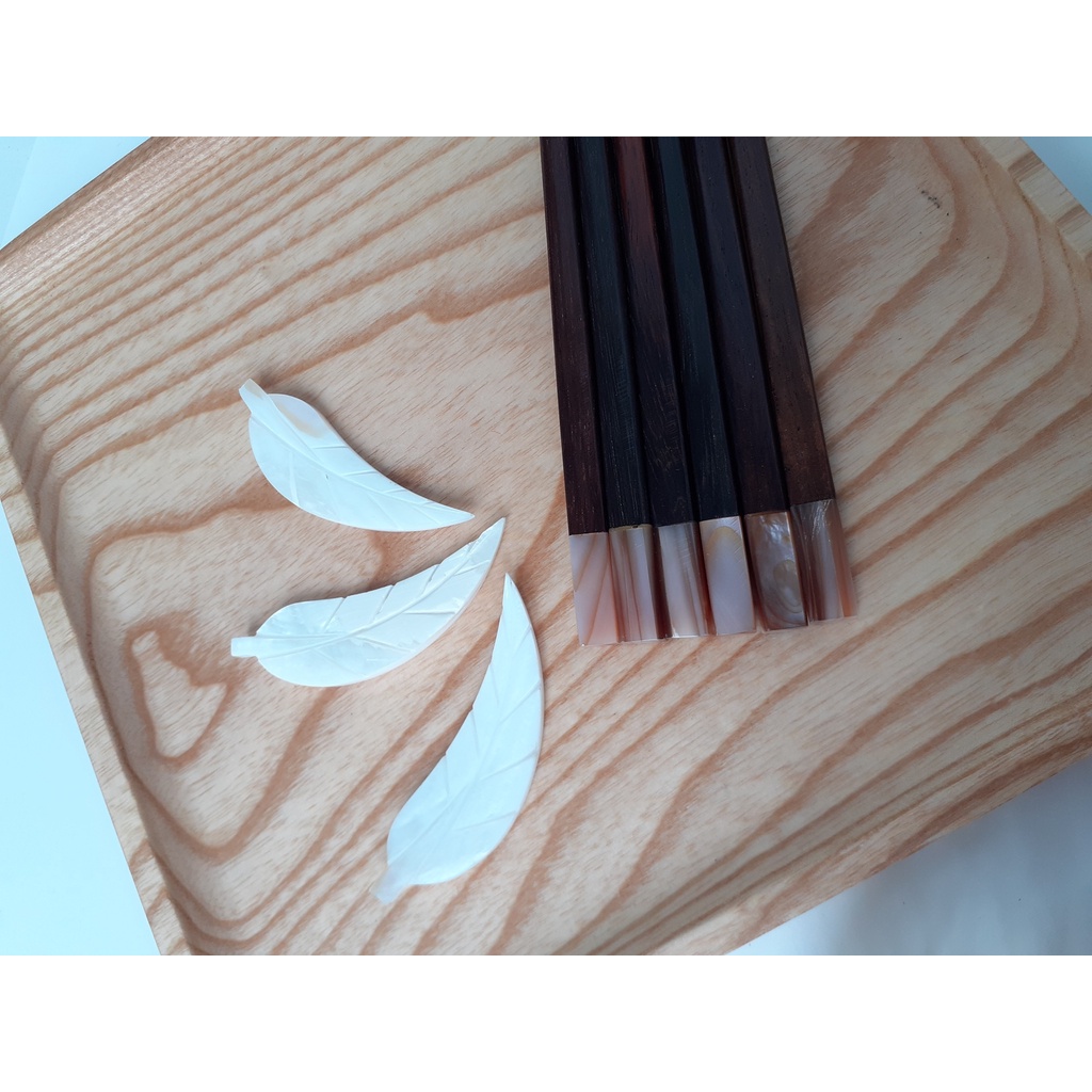 Đũa gỗ trắc vuông đầu gắn trai hồng