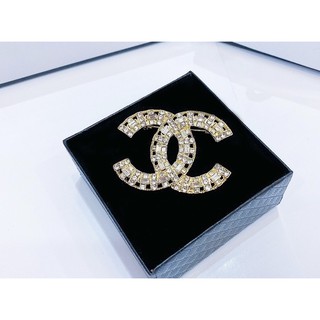 cài áo hot trend nữ