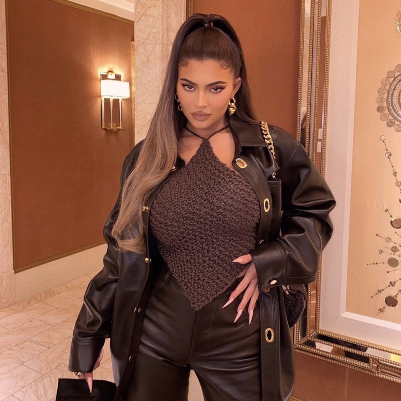 Kylie Jenner top - áo len móc handmade bắt trend