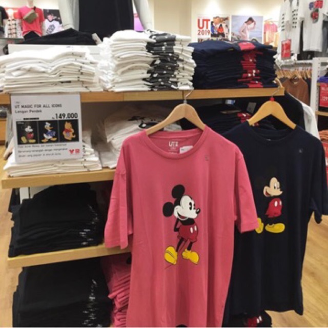 Áo Thun Uniqlo In Hình Chuột Mickey Thời Trang Cho Nam Đứng