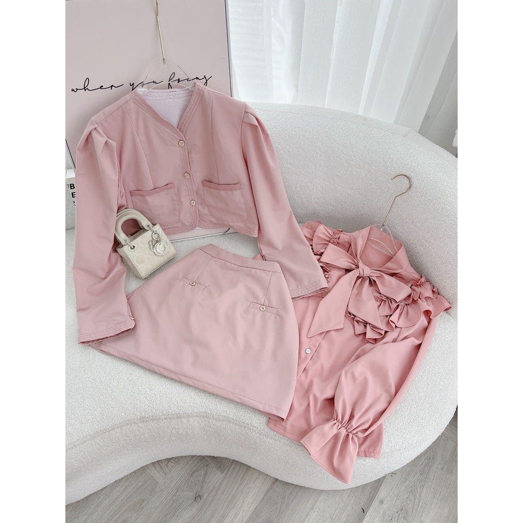 SET 3 MÓN: ÁO SƠ MI BÈO NGỰC THẮT NƠ + ÁO KHOÁC + CHÂN VÁY HỒNG TÚI MỔ