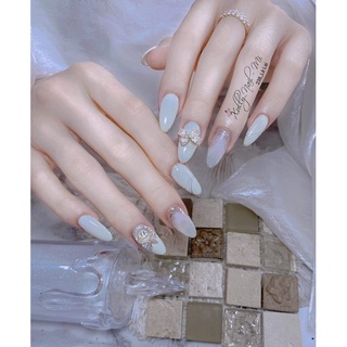 Cham gắn móng nail