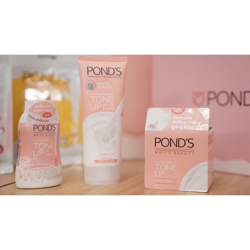 Bộ sản phẩm quà tặng độc quyền POND'S "CHỚP MẮT TRẮNG HỒNG" gồm 1 sữa rửa mặt, 1 kem dưỡng, 1 phấn phủ và 6 mặt nạ