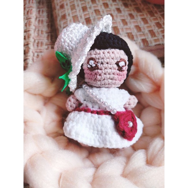 búp bê len handmade mang túi xách đeo chéo có tặng kèm móc khoá