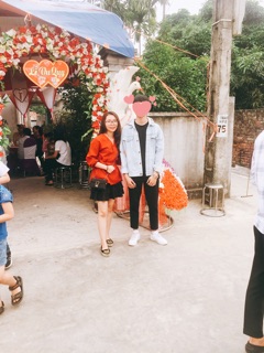 Váy đỏ xoè cổ V