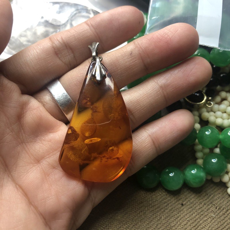 Mặt dây chuyền đá vàng