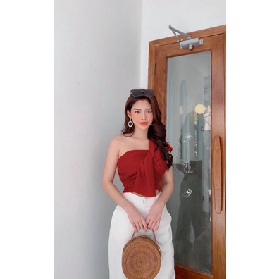 Áo croptop lệch vai, kiểu dáng độc lạ, chất liệu lụa pháp, phối gì cũng xinh