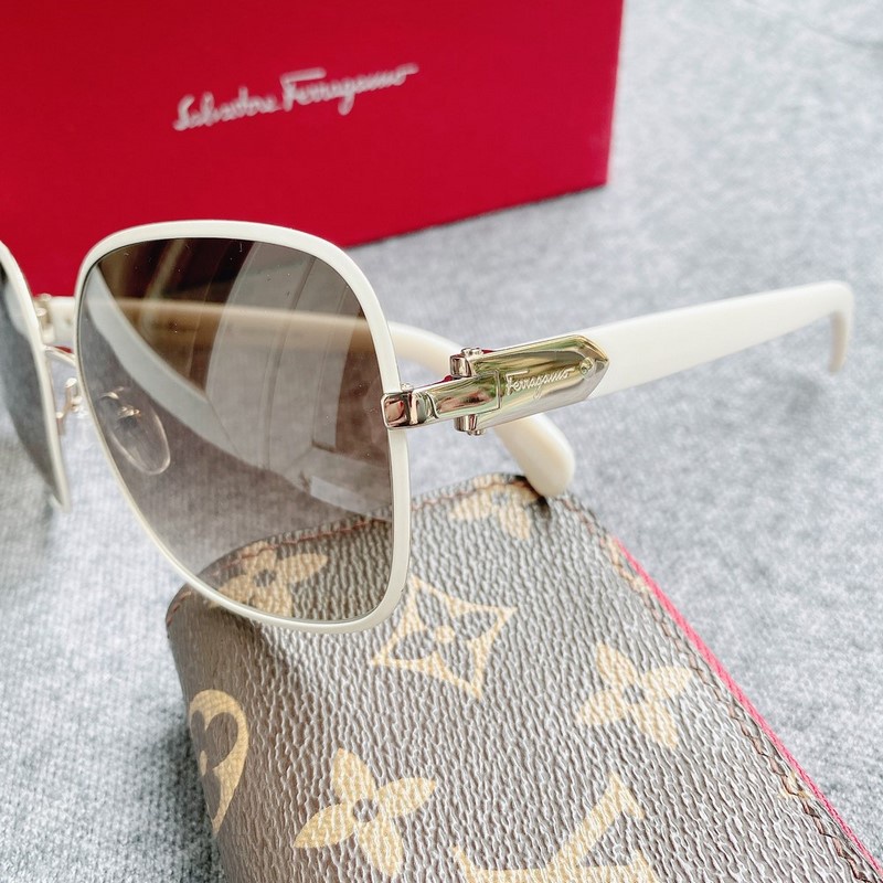 Kính Mát Salvatore Ferragamo SF150S 721 Light Gold viền gọng trắng