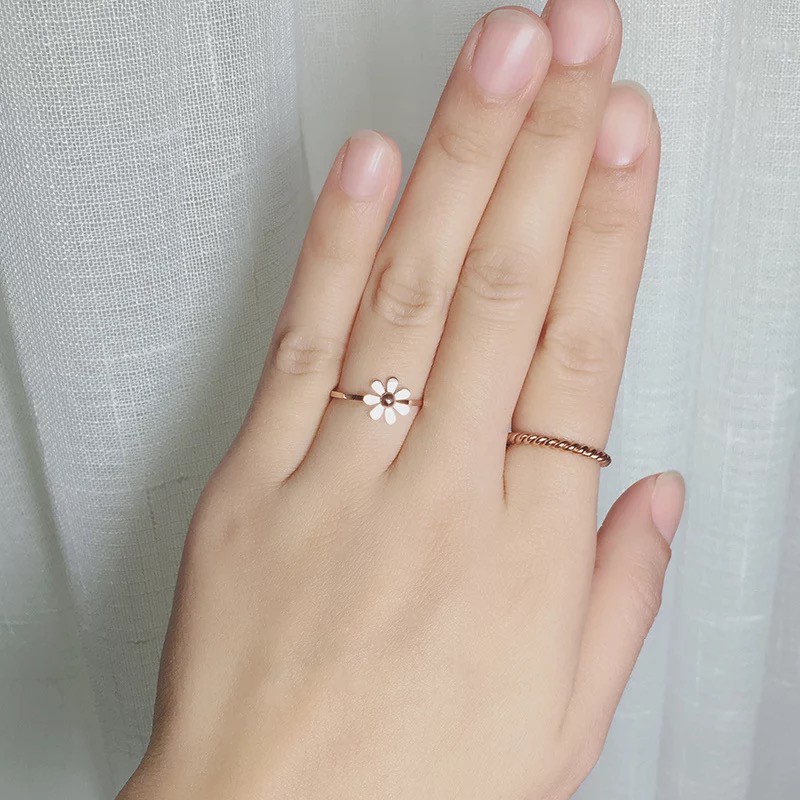 Nhẫn Thép Titan Mạ Vàng Hồng 18K Hình Hoa Cúc Xinh Xắn