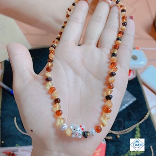 Vòng hổ phách cho bé con giáp bạc