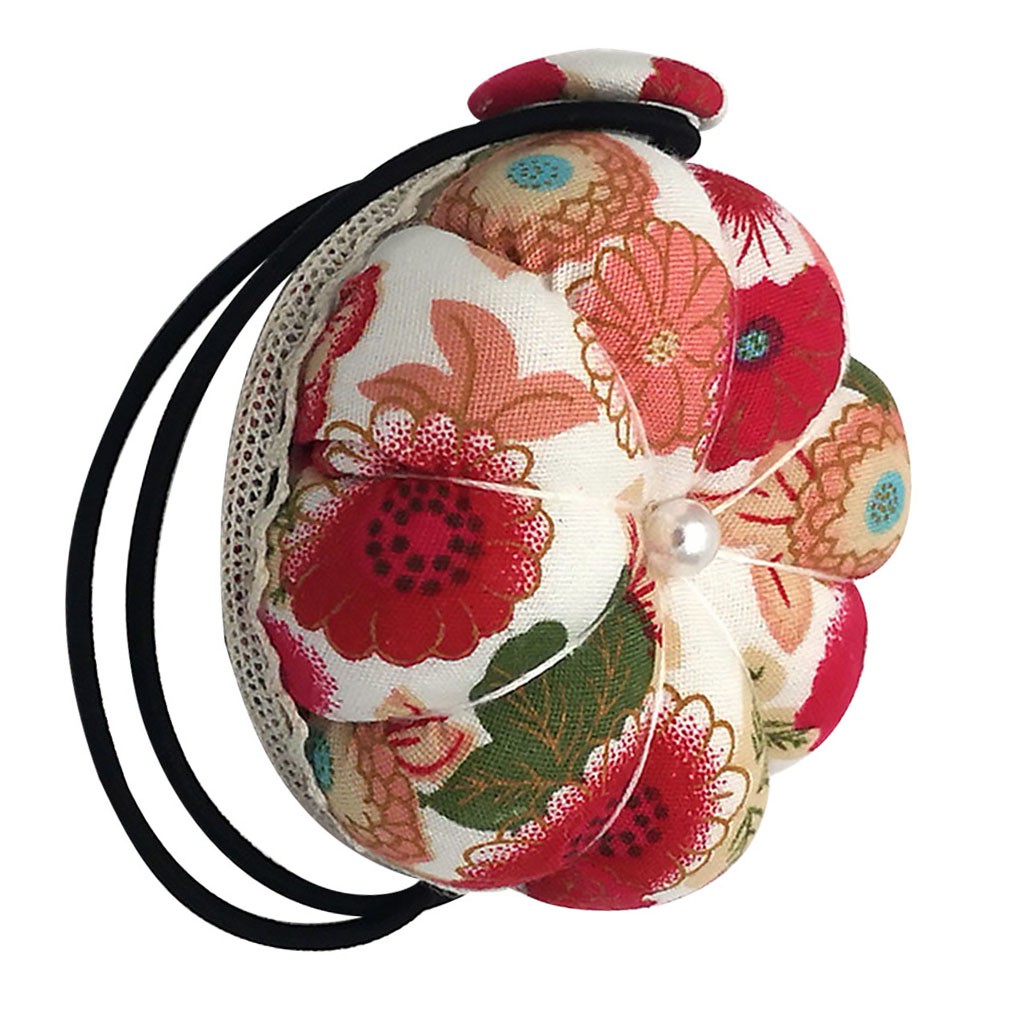 Gối đệm nhựa polyester có dây đeo cổ tay đàn hồi dùng để giữ kim ghim may quần áo màu đỏ
