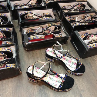 Giày sandal xuồng hồ ngọc hà tag Gucci ở đế giày