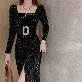 Đầm nhung đen dài cổ vuông kèm đai eo đính đá sang chảnh