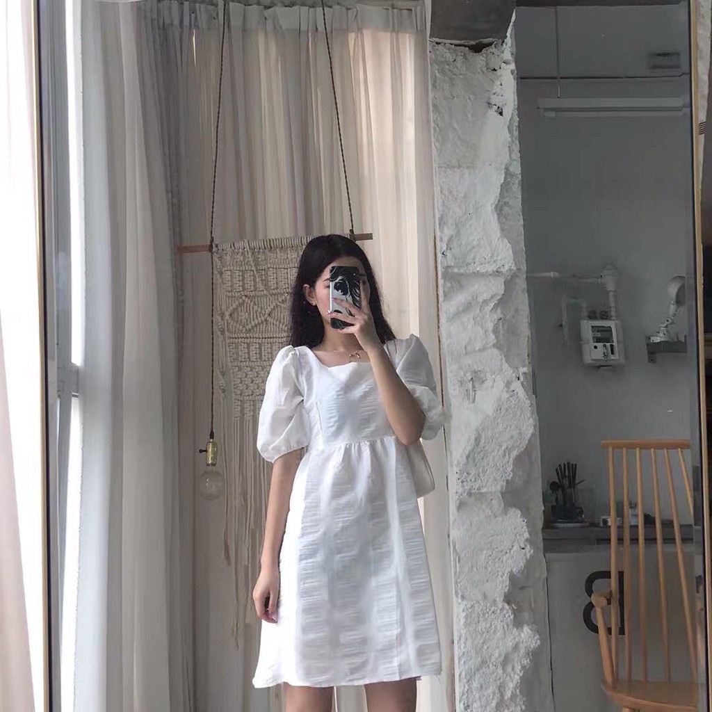 Váy trắng xoè dáng bồng