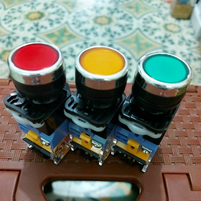 Nút nhấn nhả / nhấn giữ có đèn 220V phi 22 CML LA39-11D xanh đỏ vàng