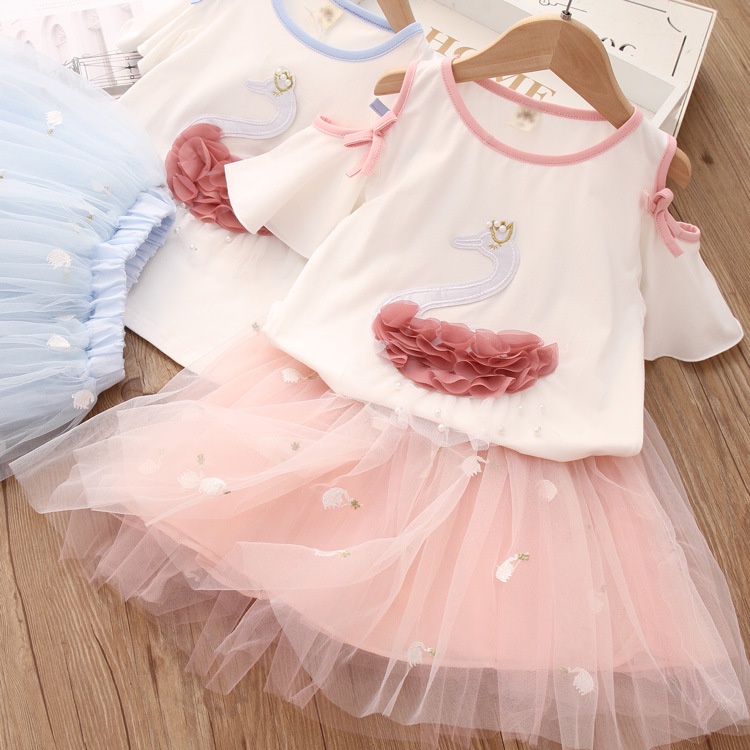 Set áo thun tay ngắn hở vai + chân váy lưới thời trang cho bé gái